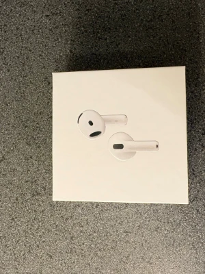 Apple AirPods 4 - Säljer ett par vita Apple AirPods med aktiv brusreducering. Trådlösa hörlurar i stilren design med laddningsetui. Perfekta för musik, samtal och träning. Kompatibla med iPhone och andra Apple-enheter. Levereras i originalförpackning.