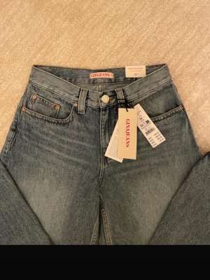 slutsålda gina blåa baggy babe petite jeans  - Säljer ett par snygga blå jeans från GINA JEANS med vida ben och medelhög midja. Helt nya med prislappen på och slutsålda.
