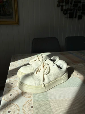 Vita sneakers från Eytys - Säljer mina Eytys. Skorna är använda men i bra skick – normalt slitage finns (se bilder), men inget som påverkar användningen. 