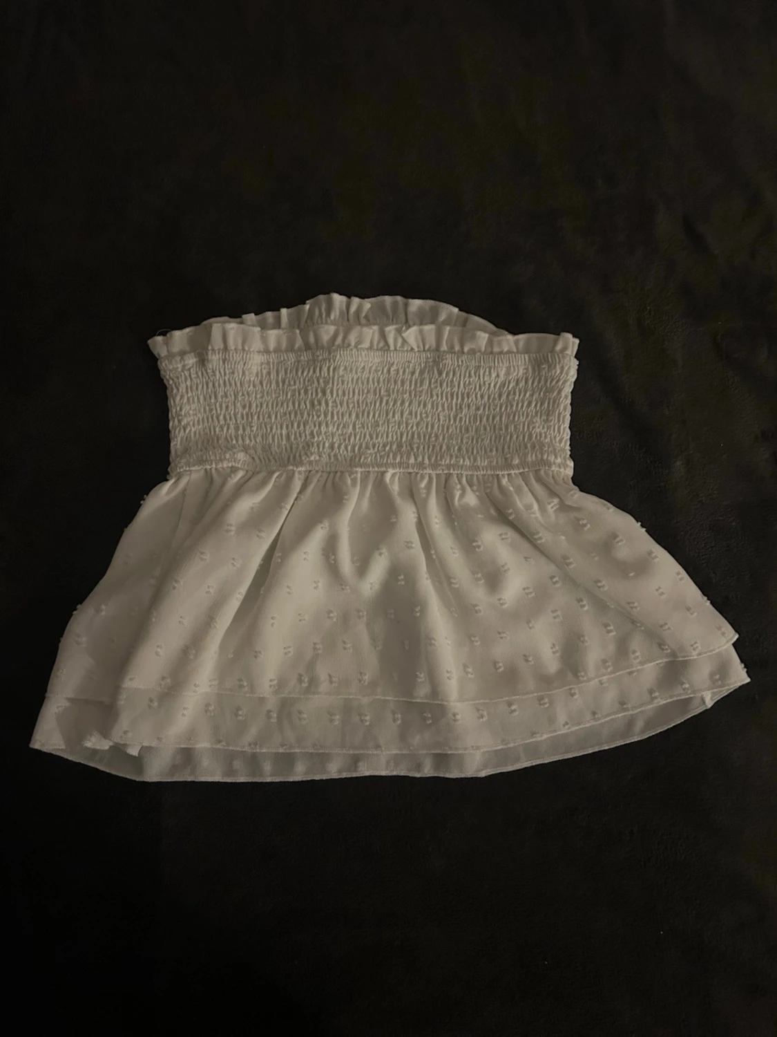 Vit ärmlös bandeau topp med volang