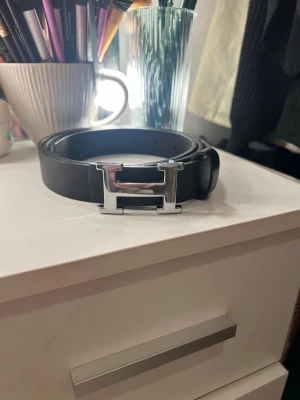 Bälte med H-spänne - Super fint bälte med H-spänne. 122 cm, knappt använt så det finns inga tecken på det! Bara att skriva vid mer bilder eller frågor☺️