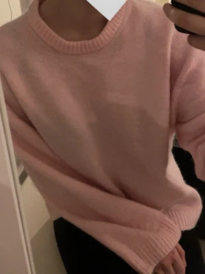 Rosa stickad tröja  - Säljer en supergullig rosa stickad tröja💗 Den är använd ett antal gånger men är i fint skick💗 