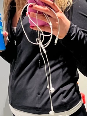 Svart träningsjacka med dragkedja - Snygg svart träningsjacka med hel dragkedja framtill och två sidofickor med dragkedja. Jackan har en smal passform och är tillverkad i ett stretchigt funktionsmaterial som passar perfekt till gymmet eller löprundan. Jättefin