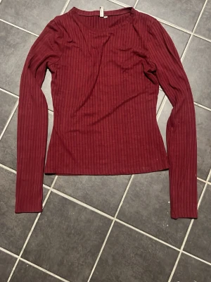 Långärmad tröja  - Vinröd tröja från Nelly i storlek XS (ser röd ut på bilderna men är vinröd! I mycket fint skick, använd en gång. 