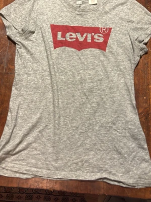 Grå Levis t shirt - Grå Levis t shirt, storlek xs. Inga defekter.🩷