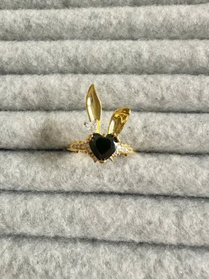 Gold ring - Ringen är aldrig använd och 100 % rost- och nickelfri. Den är justerbar och passar därför alla! Hör gärna av dig om du har några frågor ☺️