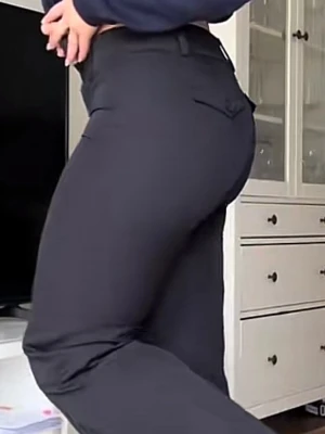 Svarta kostymbyxor med rak passform - Snygga svarta kostymbyxor med hög midja och raka ben. Byxorna har bälteshällor, knapp- och dragkedjestängning samt fickor bak. Perfekta för en clean och stilren look. Materialet ser ut att vara en stretchig blandning som sitter bekvämt.