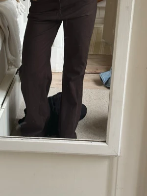Bruna raka jeans  - Säljer ett par bruna jeans med rak passform och medel hög midja. Pris kan diskuteras! Jeansen är aldrig använda men har tyvärr ingen prislapp.