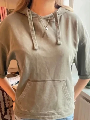 Trekvartsärmad hoodie - Säljer min super fina gröna trekvartsärmade hoodie!! Hoodien är från gina tricot men har klippt av ärmarna och gjort om den🥰 Hör av er kring funderingar eller frågor! Kan även skicka fler bilder på hoodien💕 ‼️SKRIV gjärna innan ni köper‼️💓