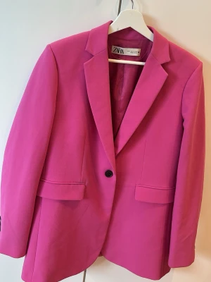 Blazer Zara - Classy rosa blazer, finns lite tecken på användning vid inner ärmen men inget större som syns när man har den på