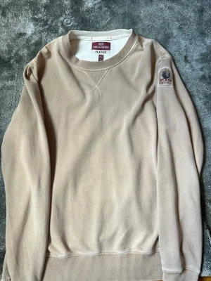 Parajumpers tröja - Snygg beige tröja från parajumpers. Jag har kvitto om det skulle behövas. Den är som ny perfekt färg inför sommaren 