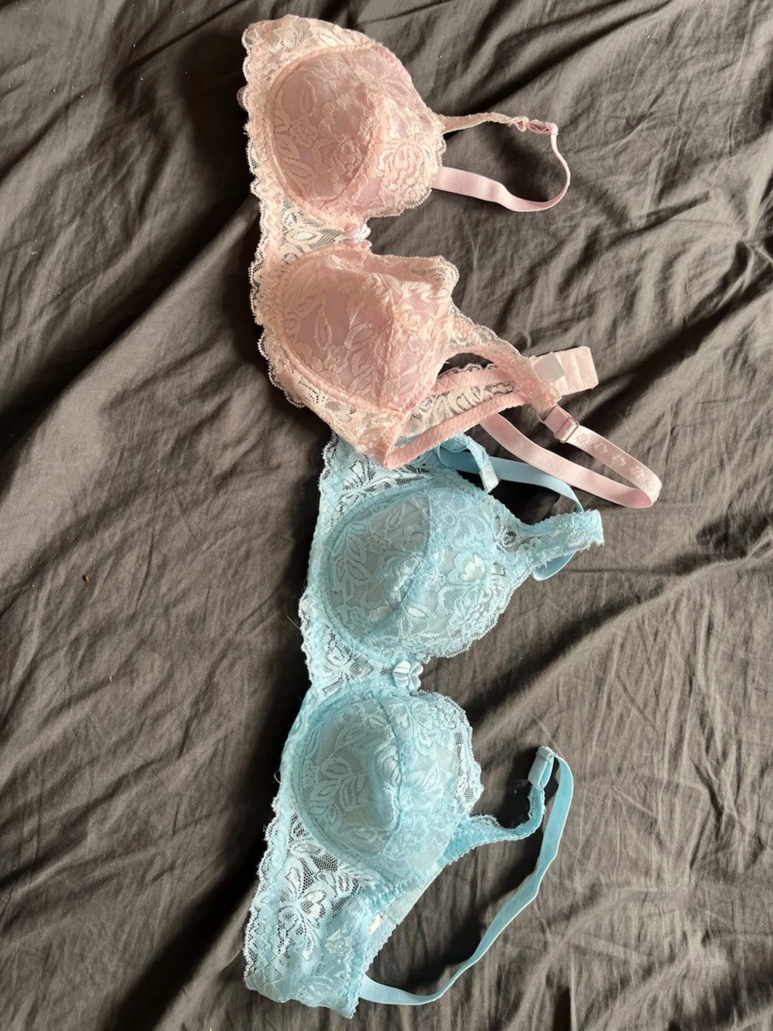 2 spetsbhar i pastellrosa och ljusblå