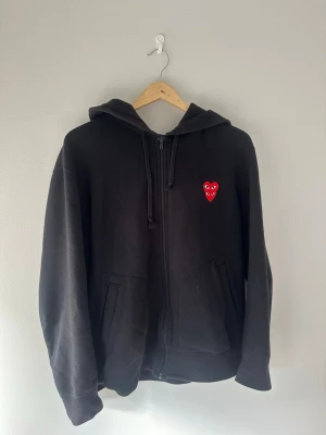 Comme des garcon hoodie -  Strl L skriv vid frågor 