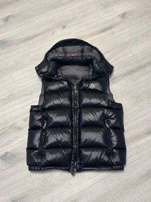 Moncler Gui Väst - Tja, Säljer nu min Moncler Gui väst som är i bra skick, den är i storlek 5 i färgen svart passar dem som är 175-185, skriv om ni har några frågor eller funderingar🙌🙌🙌