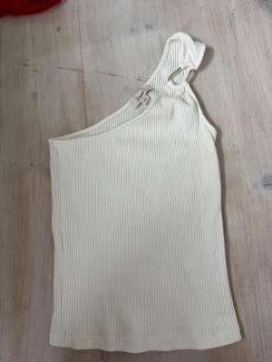 Fin sommar topp från Etam Frankrike  - Väldigt fin sommar top med guld detalj. Köpte i Frankrike och aldrig haft den. Den är ett väldigt skönt material.