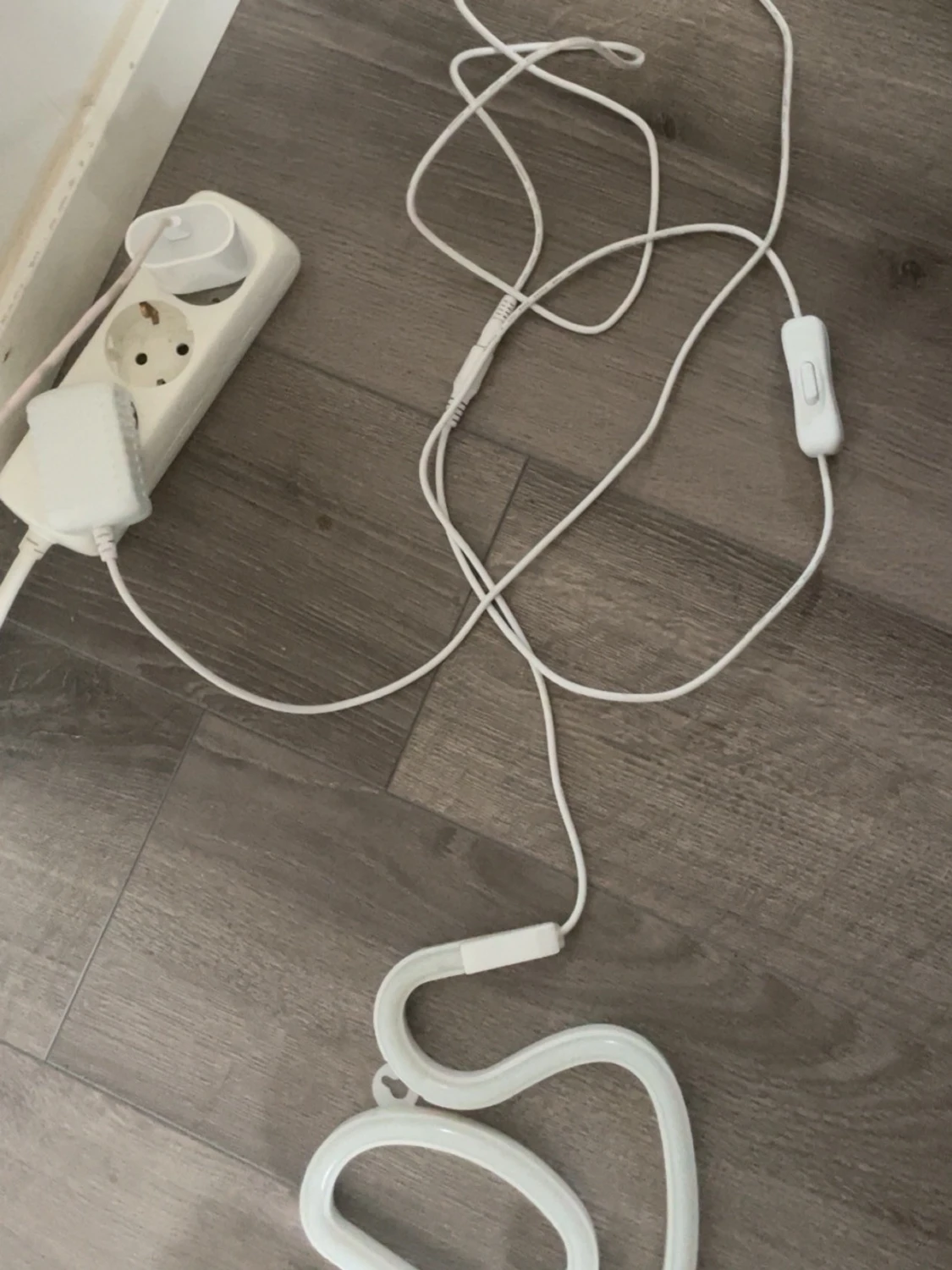 Gul neonlampa med texten WORDS - 4