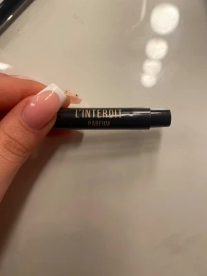 Givenchy L'Interdit Parfum miniflaska - Det finns andra i min profil!! Givenchy L'Interdit Parfum i en liten svart miniflaska med guldfärgad text. Flaskan är cylinderformad och smidig att ta med i väskan. En elegant och klassisk doft från Givenchy, perfekt för dig som gillar exklusiva parfymer. Helt ny, jätteliten har sprayat 2-3 gånger bara.
