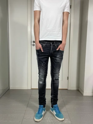 Dondup George Jeans - Säljer nu dessa Dondup George Jeans med snygg tvätt och slitningar i populär design, skriv för fler bilder/frågor🙌🏼
