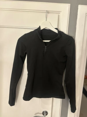 Träningströja  - Ett litet hål, se bild