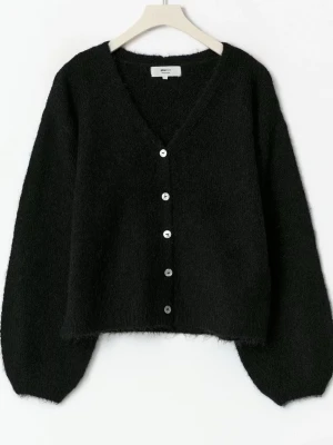 Svart fluffig kofta  - Från Gina tricot i jättebra skick. Intressekoll. Slutsåld.