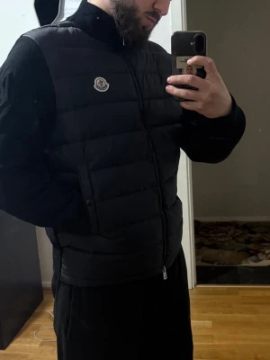 Moncler cardigan  - Detta är den senaste versionen av moncler cardigan. Perfekt för våren nu. Moncler påse och lappar följer med. Storlek Xl men kan passa L också 