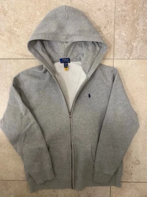 ralph lauren hoodie - Säljer denna tvärfeta ralph lauren zip hoodien i storlek 14-16  passar som en XS| Jag skulle rekommendera runt 160-165, skriv vid funderingar eller pris🤗