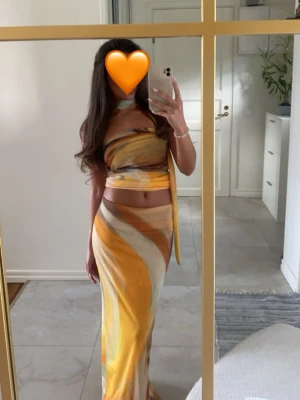 Gul och orange bandeau topp med kjol från Zara  - Gult set med kjol och bandeu top samt scarf från Zara🧡toppen är i Xs och kjolen i M men funkar för någon med storlek Xs i båda. Jag själv är en Xs och kjolen funkade utmärkt