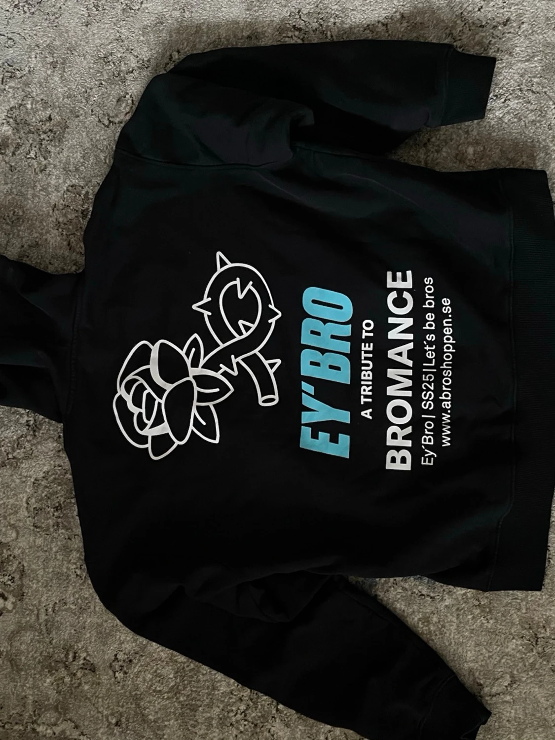 Svart hoodie Ey'Bro med tryck - 1