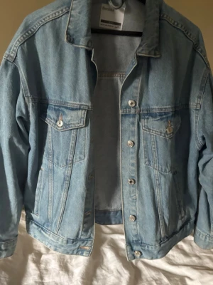 OVERSIZED LJUSBLÅ JACKA - skit snygg! passar s-xxs