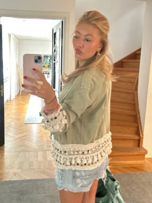 Grön jeansjacka med virkade detaljer - Jättefin trendig jeansjacka som är perfekt nu är sommaren börjar närma sig 😍💗