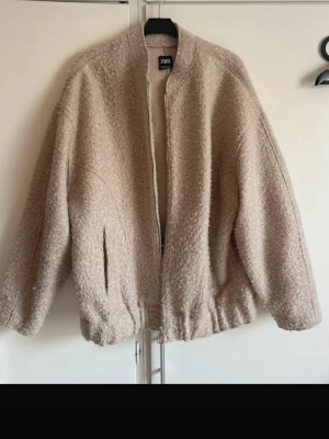 Trendig bomberjacka - Jöttetrendig och populär bomber jacka från zara som är slutsåld och völdigt eftertraktad därav priset