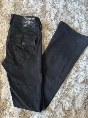 Svarta jeans från True Religion - True religion jeans, modellen är becca. Köpte för ca 1år sedan, men har använt de fyra gånger ish pga att de ej passar min kropp.  W25/S 