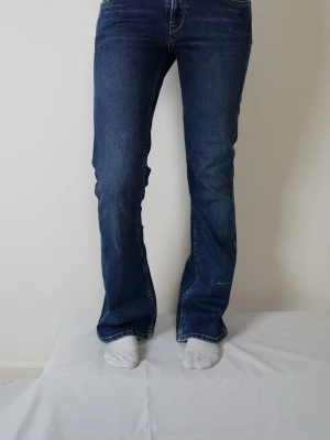 Pepe Jeans Dam mörkblå  - Jättefina Pepe Jeans i mörkblått. Strl W28 L32 - Midjemått 68cm Modell: New Pimlico. Bra skick men små fläckar framtill. 