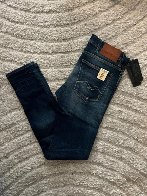 Replay jondrill jeans  - Helt nya! Replay Jondrill jeans med fejk hål och snyggt konstrastmönster. Midja 37cm, längd 105cm. JAG SKICKAR EJ FLER BILDER NÄR JAG BÄR JEANSEN! för bättre inblick i passformen rekommenderar jag att googla på modellnamnet. För storleksguide kolla måtten noggrant då jeansen alltid kan vara uppsydda heller krympta och jag ej tar emot returer :) 1,83