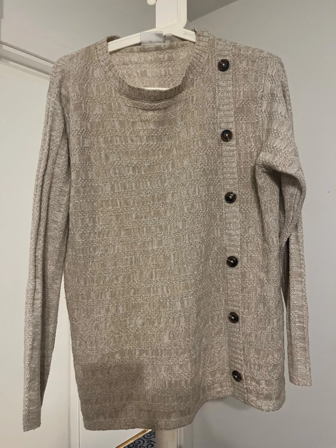 Beige stickad tröja med knappar