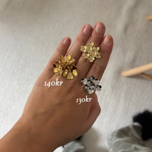 Blommiga ringar med kristaller - Justerbara 