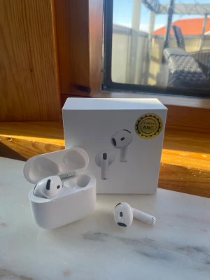 AirPods 4 with ANC - Nu har du chansen att köpa ett par AirPods Gen 4 med aktiv brusreducering (ANC) för bara 699 kr!⭐️ Njut av klart och fylligt ljud samtidigt som störande bakgrundsljud försvinner – perfekt på bussen, gymmet eller hemma. De kopplas snabbt till din mobil, sitter bekvämt hela dagen och kommer med ett smidigt laddfodral så du alltid har batteri.Ett riktigt kap – först till kvarn! Pris kan diskuteras vid snabb affär🔥