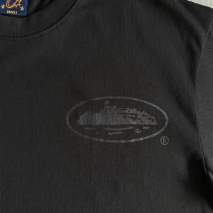 Corteiz T-shirt | Alcatraz - Svart t-shirt från Carhartt med ett diskret ton-i-ton tryck av ett landskap i oval form på både bröstet och ryggen. Klassisk rund hals och korta ärmar. Tillverkad i mjuk bomull för en skön känsla.