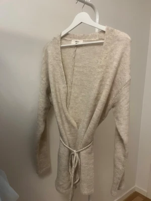 Kofta med knyte - Säljer denna superfina koftan från Gina då den aldrig blivit använd, har dock klippt av lappen. Bandet är avtagbart. Storlek S men passar de flesta beroende på passform💞bara att höra av sig vid funderingar