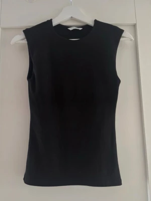 Svart ärmlös linnetopp - Fin svart topp från Zara. Storlek S. Bra skick, använd 1 gång.🥰Redo att skickas direkt📦