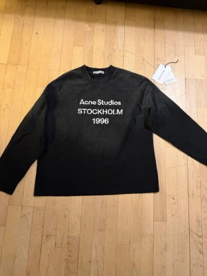 Acne studios tröja unisex baggy  - Säljer en unisex acne tröja som är lite baggy . Passar min brosha som är 180 cm !. Har digital kvitto som man får efter köp 👍🏻