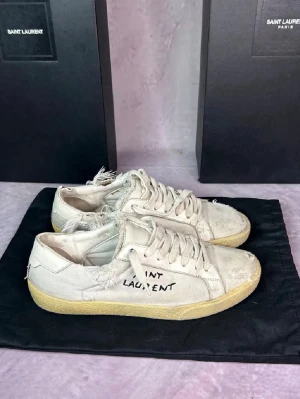 Saint Laurent  - Säljer nu dessa Saint Laurent | Storlek 41 | Skick 8/10 slitningarna är från fabrik | Dusbag medföljer men innersula saknas | Pris inte hugget i sten | Skriv vid funderingar // Mvh 