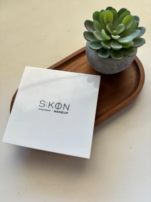 S:kön makeup ögonskugga palett  - Ögonskuggepalett från s:kön makeup💗 har endast testan några få av färgerna en enstaka gång❣️ nypris ca 600kr