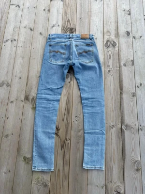 Nudie jeans tight terry - Säljer ett par riktigt feta ljusblåa nudie jeans i modellen tight terry, storlek W30 L32! Byxorna är i mycket fint skick! Bara att höra av sig vid funderingar😁