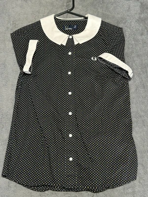 Fred Perry Shirt – Polka Dot – Black – Size S – Retro Style - Unik skjorta från Fred Perry med prickigt mönster och kontrastkrage.  Tydlig retro / indie / mod vibe – sticker ut från mängden.  Detaljer • Fred Perry • Kortärmad • Prickig design (multi-colour) • Kontrastkrage • Storlek S  📦 Snabb frakt 💬 Hör av dig vid frågor