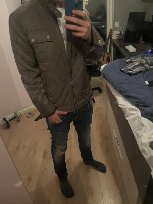 Mörkgrön Field jacket  - Snygg quiltad brun jacka. Jackan har två bröstfickor med knappar och diskreta sidofickor. Passar perfekt till vardagslooken och ger en stilren vibe. Storleken är L men passar även M passar längden 175-185  grabben på bilden är 177cm 