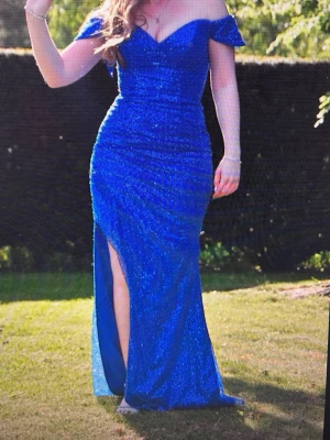 Dressroom balklänning  - Balklänning köpt från Dressroom Linné. Precis kemtvättad så den är fin o ren! Den är blå och fylld med paljetter, glittrar super fint i ljuset! Jag är 157cm lång och klänningen släpade lite i marken även med klackar så passar bättre om du är längre än mig. Size 4