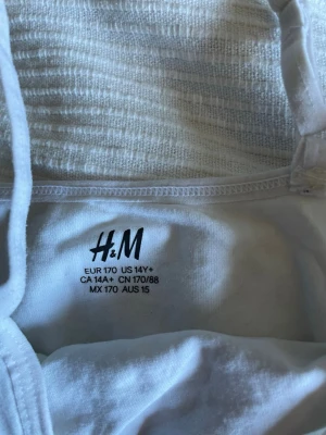 Vit crop top-bh från H&M - Säljer 4 st vita toppar 2 st svarta toppar 2 gråa toppar tillsammans 