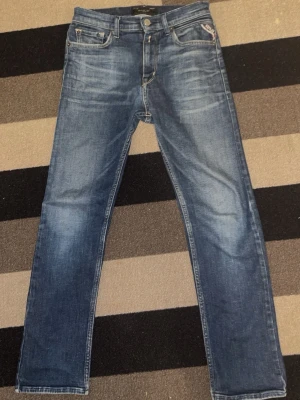 Replay jeans - Snygga replay jeans I super bra skick säljer då den är för liten för mig. Sitter slim och passar dig som är 150-160 på sista bilden ser ni hur de sitter 
