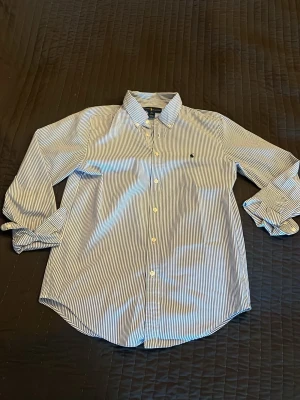 Randig skjorta från Ralph lauren - En snygg randig skjorta från Ralph Lauren.    Skriv om du har frågor.